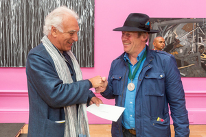 Tim Shaw erhält Jack Goldhill Award for Sculpture der Royal Academy of Arts.