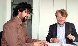 Ali Samadi Ahadi und Werner Gephart bei der feierlichen Vertragsunterzeichnung